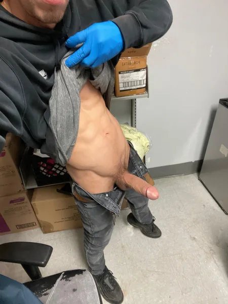 30 let’s fuck in the supply closet 😈😉😝