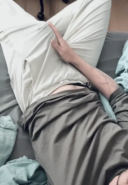 30 Bi in trackpants