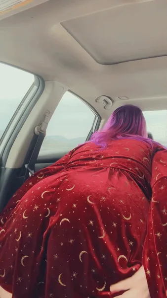 just a girl showing her fat ass to everyone passing by 🙈